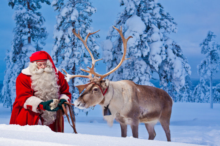 santa-and-reindeer-rovaniemi-16-uai-720×480